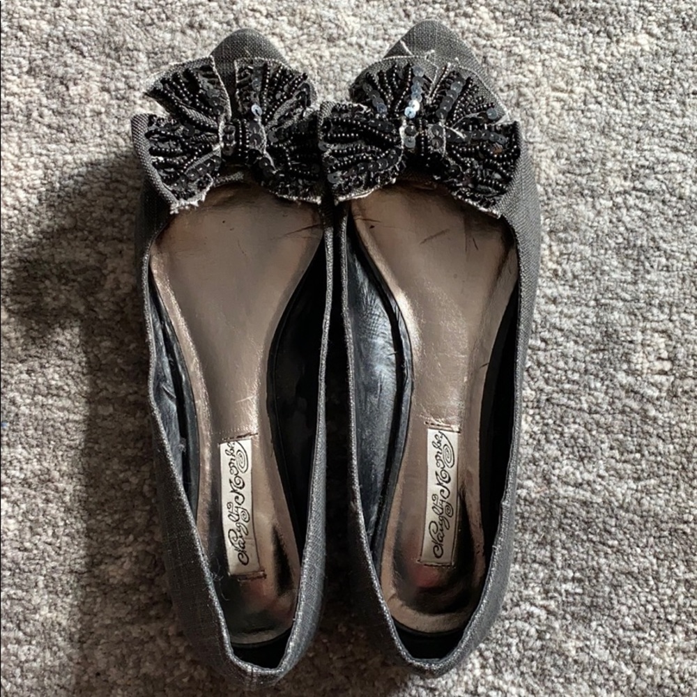 Adorable pointed toe flats with bow detail